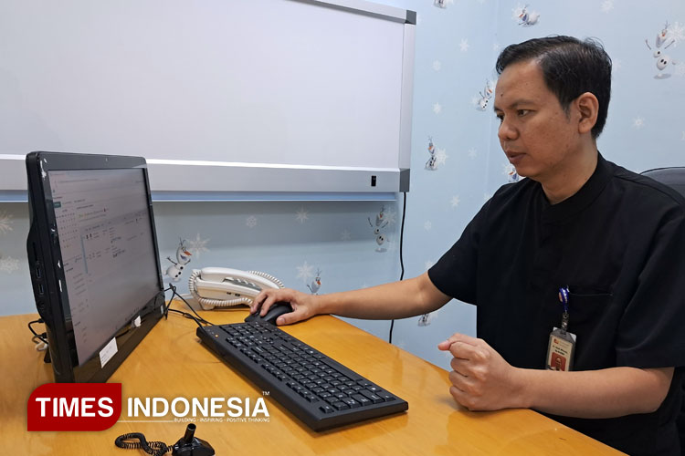 dr. Hadi Winoto, Sp.B-KBD, Dokter Bedah Digestif RS Premier Surabaya, menjelaskan sleeve bariatrik sebagai terapi efektif atasi obesitas. (FOTO: RS Premier/TIMES Indonesia)
