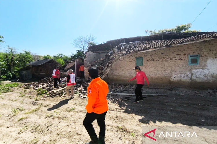 Dokumen petugas BPBD Kabupaten Sumenep, meninjau lokasi kejadian bencana di Pulau Sapudi, Sumenep, Jawa Timur, Kamis (2/10/2025). (FOTO: ANTARA/ HO-Pemkab Sumenep)