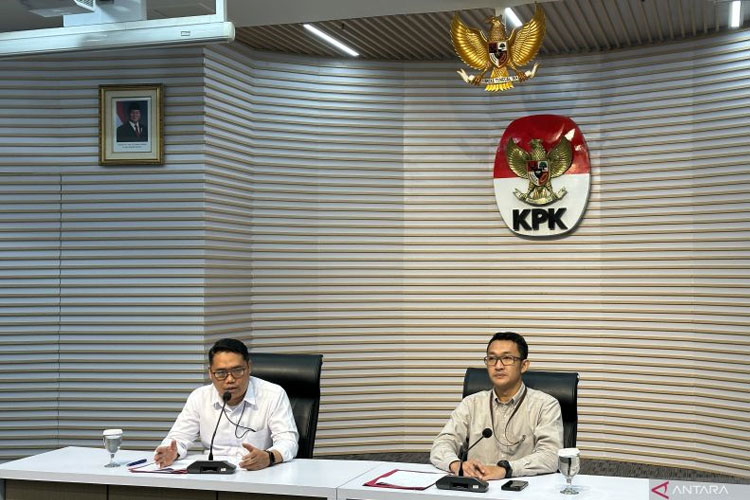 Pelaksana Tugas Deputi Penindakan dan Eksekusi Komisi Pemberantasan Korupsi Asep Guntur Rahayu (kiri) bersama Juru Bicara KPK Budi Prasetyo memberikan keterangan di Gedung Merah Putih KPK, Jakarta, Kamis (2/10/2025). (FOTO: ANTARA/Rio Feisal)
