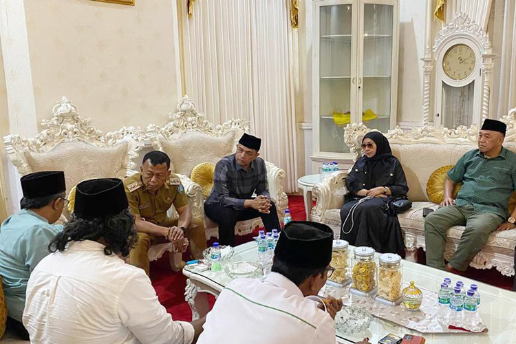 Pengurus Gernas Ayo Mondok saat audiensi dengan Bupati Ponorogo Sugiri Sancoko, Jumat (3/10/2025). (Foto: Dok.Gernas Ayo Mondok)