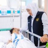 Gubernur Khofifah Terharu Dengar Kisah Santri Selamat dari Reruntuhan Ponpes Al Khoziny