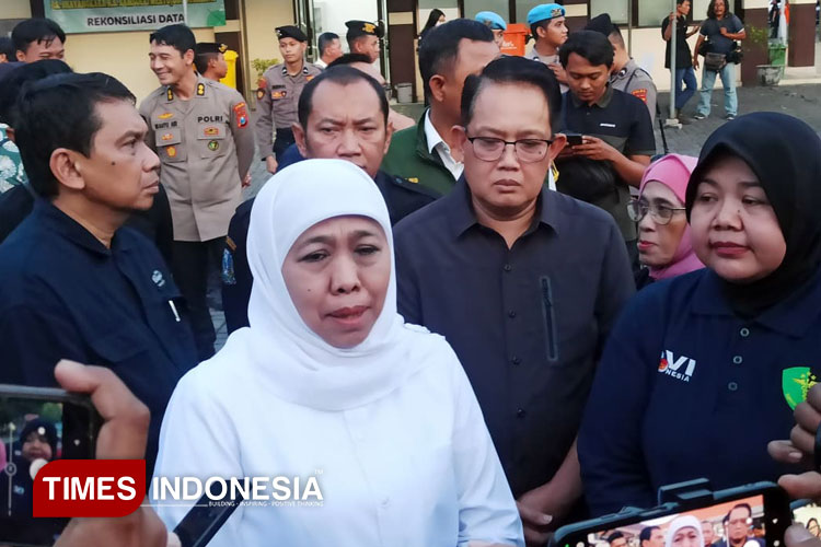 Gubernur Khofifah Indar Parawansa saat ditemui di RS Bhayangkara, Surabaya. (Foto: Siti Nur Faizah/TIMES Indonesia)