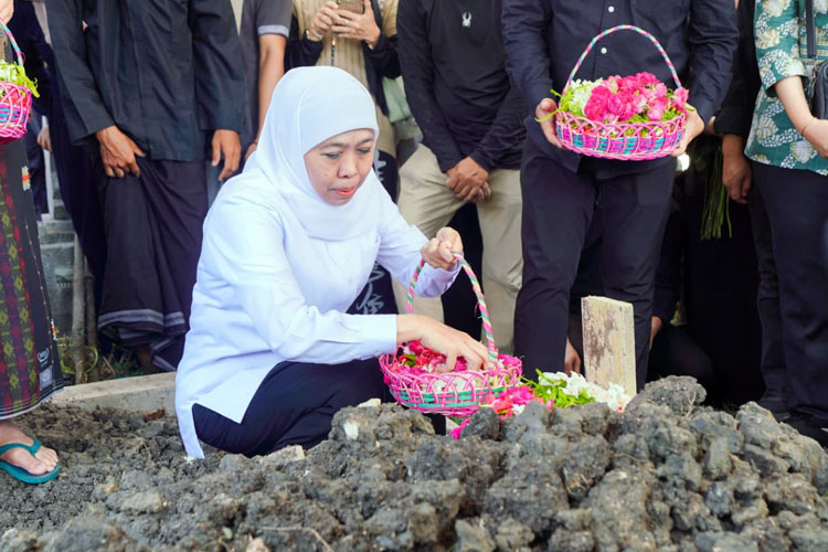 Gubernur Khofifah saat mengiringi pemakaman almarhum Naufal Takdir Al Bari Bin Hasyim (19), atlet gimnastik artistik putra asal Kabupaten Gresik, Jumat (3/10/2025). (Foto: Dok.Humas Pemprov Jatim)