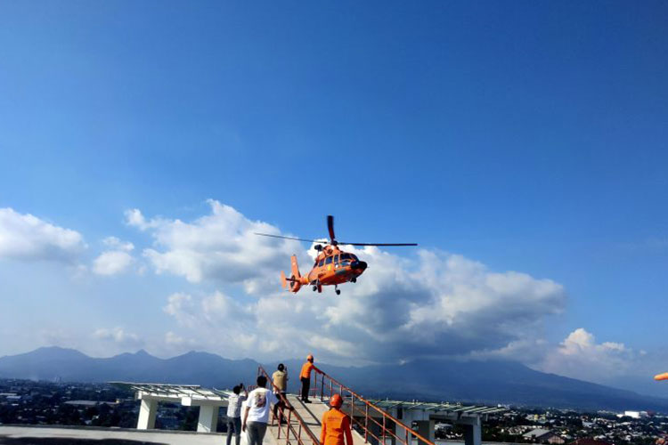 Helikopter saat terbang membawa pembalap Moto2 yang mengalami kecelakaan pada sesi latihan bebas ajang MotoGP Indonesia 2025 di Lombok Tengah, Jumat (03/10/2025). (Foto: Humas MGPA)