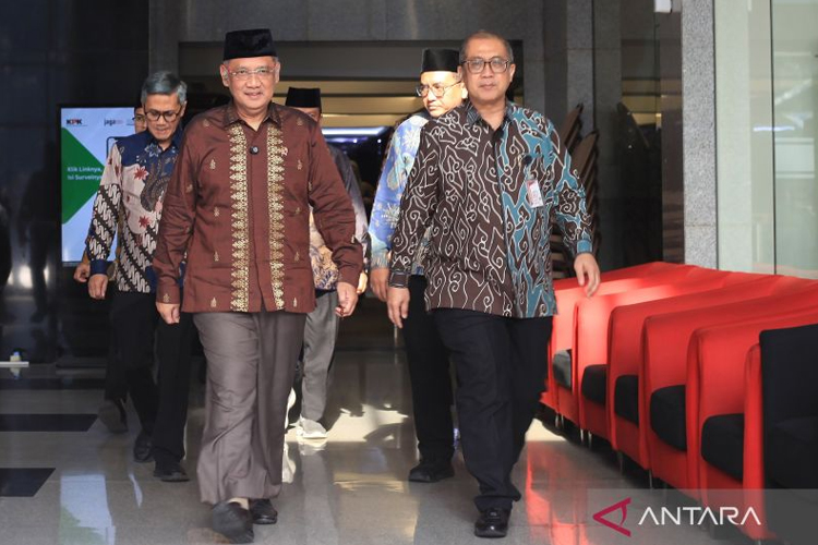 Menteri Haji dan Umrah Mochamad Irfan Yusuf (kiri) berjalan didampingi Sekretaris Jenderal KPK Cahya Hardianto Harefa (kanan) usai melakukan pertemuan dengan KPK i di Gedung Merah Putih, Jakarta, Jumat (3/10/2025). (Foto: Foto/Reno Esnir/YU)