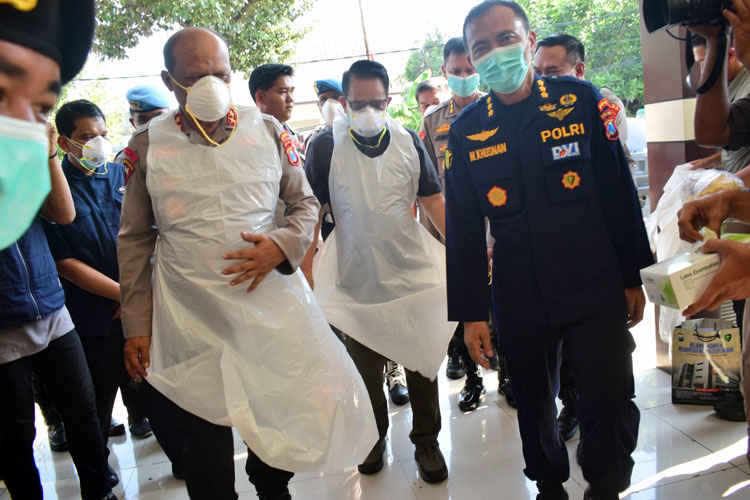 Kapolda Jatim Irjen Nanang Avianto meninjau Tim DVI Polda Jatim, Kapolda juga sempat melihat kondisi jenazah yang sudah berada di RS Bhayangkara Polda Jatim, Jumat (3/10/2025). (Foto: Dok.Bidhumas Polda Jatim)