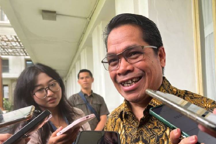 Direktur Jenderal (Dirjen) Minyak dan Gas Bumi (Migas) Kementerian ESDM Laode Sulaeman menjawab pertanyaan awak media ditemui di Kantor Kementerian ESDM, di Jakarta, Jumat (3/10/2025). (FOTO: ANTARA/Harianto)