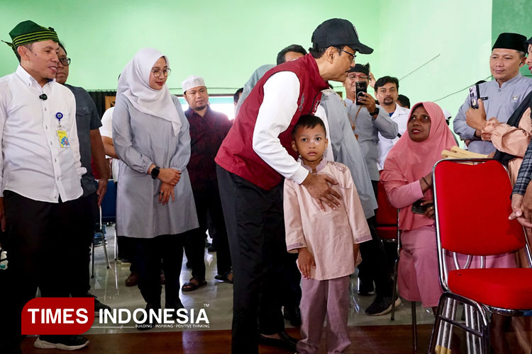 Mensos, Gus Ipul, berdialog dengan wali siswa Sekolah Rakyat Terintegrasi 46 Banyuwangi. (FOTO: Humas Pemkab for TIMES Indonesia)