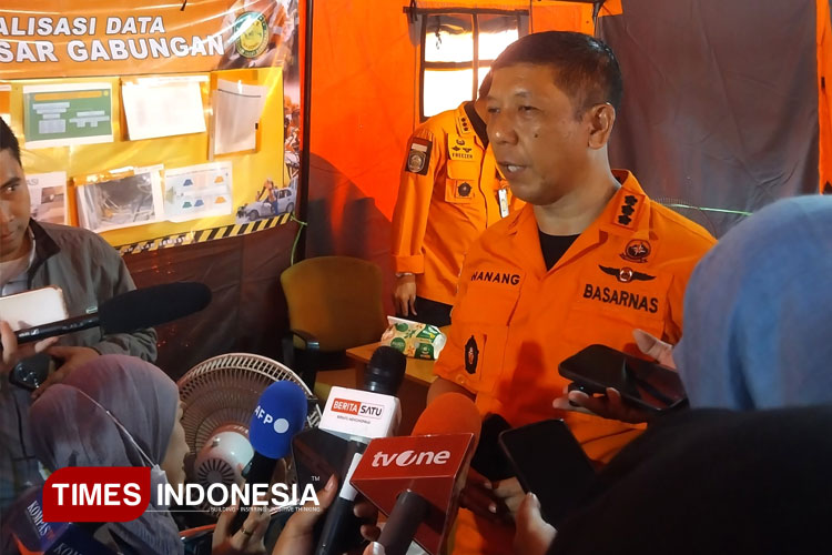Nanang Sigit, Kepala Kantor Basarnas Surabaya saat memaparkan hasil evakuasi korban Ponpes Al Khoziny Sidoarjo. (FOTO: Syaiful Bahri/TIMES Indonesia)