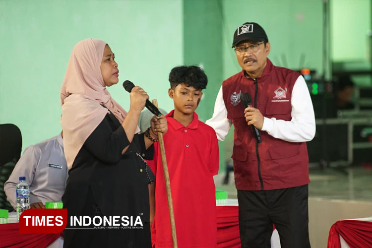 Nuh Wahidah ditemani anaknya Mohammad Rehan Reizi, bersama Mensos Gus Ipul. (FOTO: Anggara Cahya/TIMES Indonesia)
