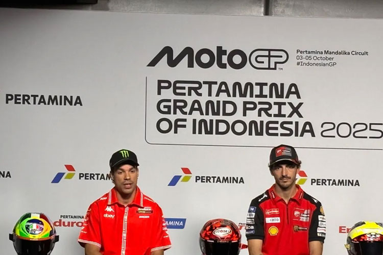 Pembalap Pertamina Enduro VR46 Racing Team Franco Morbidelli (kiri) bersama pembalap Ducati Lenovo Francesco Bagnaia (kanan) dalam konferensi pers di Sirkuit Mandalika, Lombok, Kamis (02/09/2025). (FOTO: ANTARA/FAJAR SATRIYO)