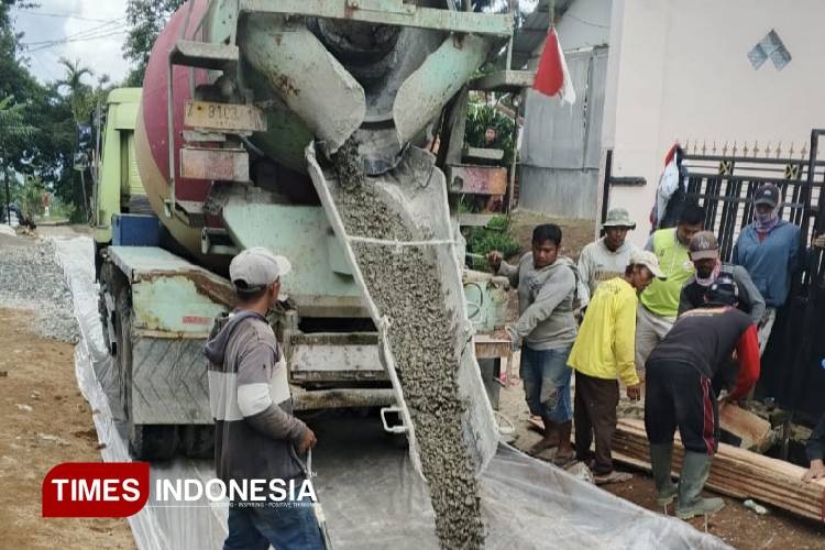 Pembangunan jalan desa dengan beton ready mix di Kampung Tajursela, (Foto : Adis Cahyana/TIMES Indonesia)