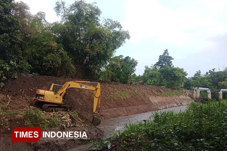 Normalisasi sungai yang dilakukan oleh Pemkab Probolinggo jelang musim hujan. (FOTO: Abdul Jalil/TIMES Indonesia)