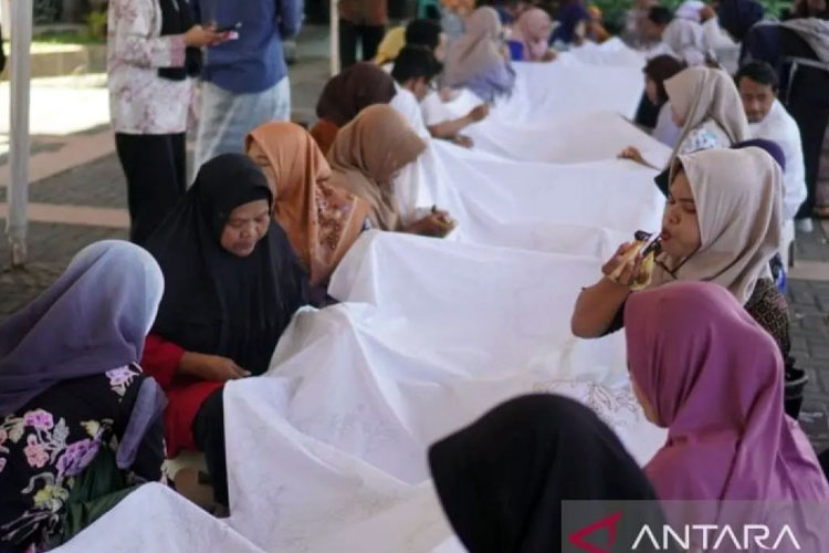 Rayakan Hari Batik Nasional, Pemkot Pekalongan Gelar Membatik Sepanjang 16 Meter