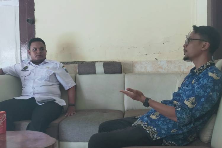 Plt Camat Balapulang Kabupaten Tegal Muhammad Sihabuddin didampingi Staff (Foto: Cahyo Nugroho For TIMES Indonesia)