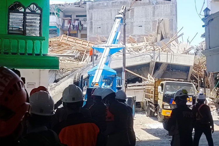 Proses evakuasi korban runtuhnya musala Pondok Pesantren (Ponpes) Al Khoziny, Buduran, Sidoarjo