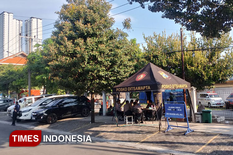 Suasana RS Bhayangkara, Menunggu Kedatangan Jenazah Korban Ponpes Al Khoziny