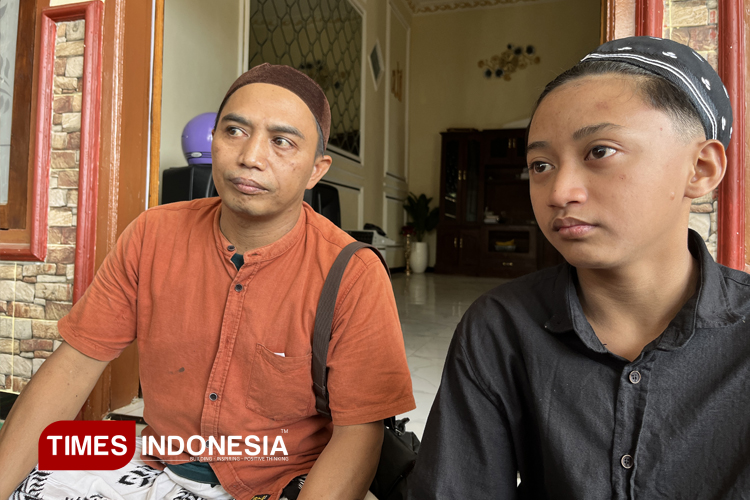Ayah santri saat ditemui awak media di kediamannya Kota Malang. (Foto: Rizky Kurniawan Pratama/TIMES Indonesia)
