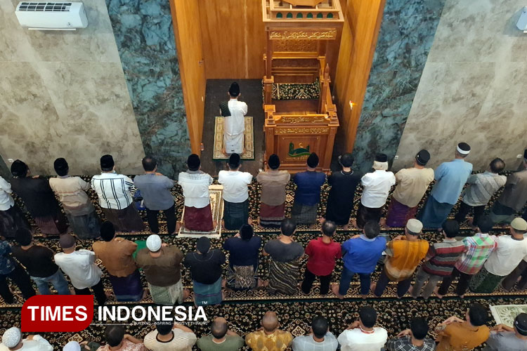 Ratusan warga Sidoarjo saat sholat gaib untuk santri Ponpes Al Khoziny di Masjid Majelis Dzikir Pondok Mutiara. (FOTO: Syaiful Bahri/TIMES Indonesia)