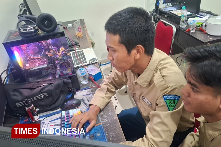 Siswa SMK Muhammadiyah 2 Surabaya bersemangat jalani magang untuk persiapkan diri masuk ke dunia kerja dengan Program ini jadi bekal penting untuk mengasah skill dan karakter profesional. (Foto : Zisti Shinta/TIMES Indonesia)