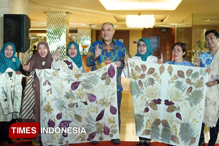 Lokakarya ''Jejak Alam – Ecoprint Batik Herritage'' bersama Ikatan Ibu Semangat Indonesia Kuat di Wyndham Surabaya City Centre, Jumat (3/10/2025). (Foto: Dok.WSCC/TIMES Indonesia)