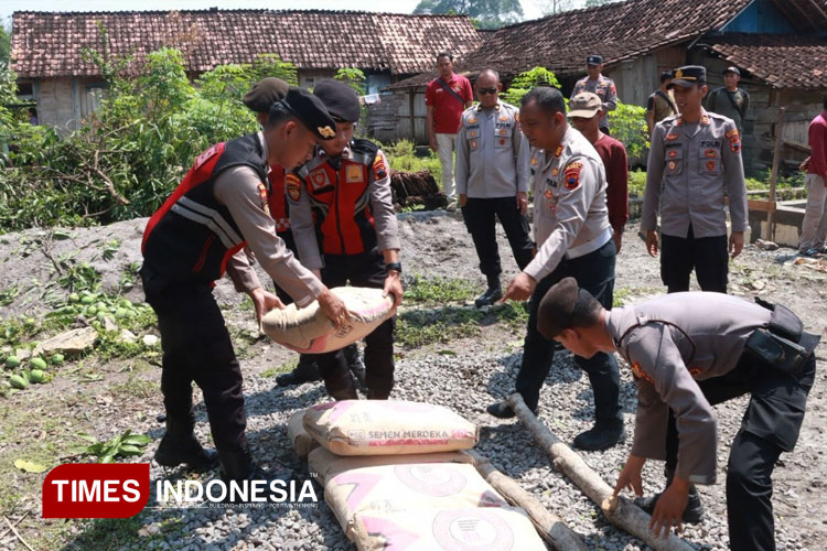 membantu-membersihkan-puing-puing-korban-rumah-puting-beliung-2.jpg