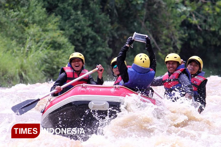 Sejumlah peserta Tasik Baseuh Enjoy #8 saat mengarungi sungai Ciwulan setahun yang lalu. (FOTO: Harniwan Obech/TIMES Indonesia)