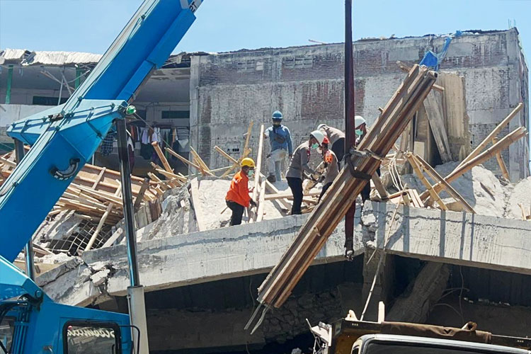 proses-evakuasi-material-bangunan-menggunakan-alat-berat-2.jpg