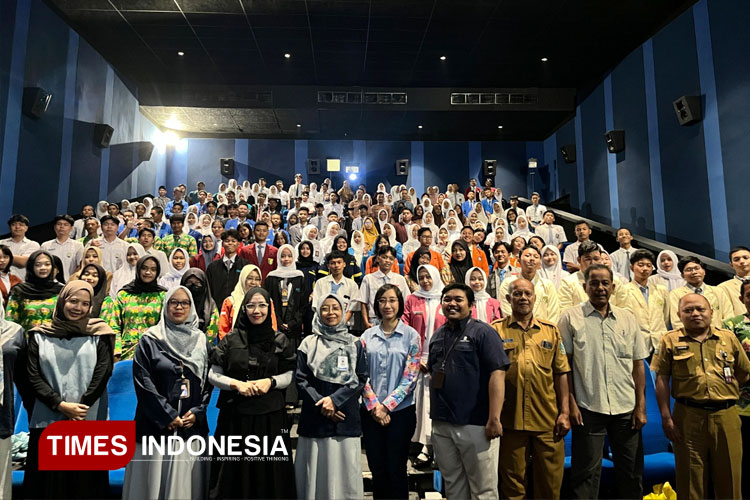 Ratusan peserta berfoto bersama dalam seminar kesehatan mental remaja di KCM. (UT Jember for TIMES Indonesia)