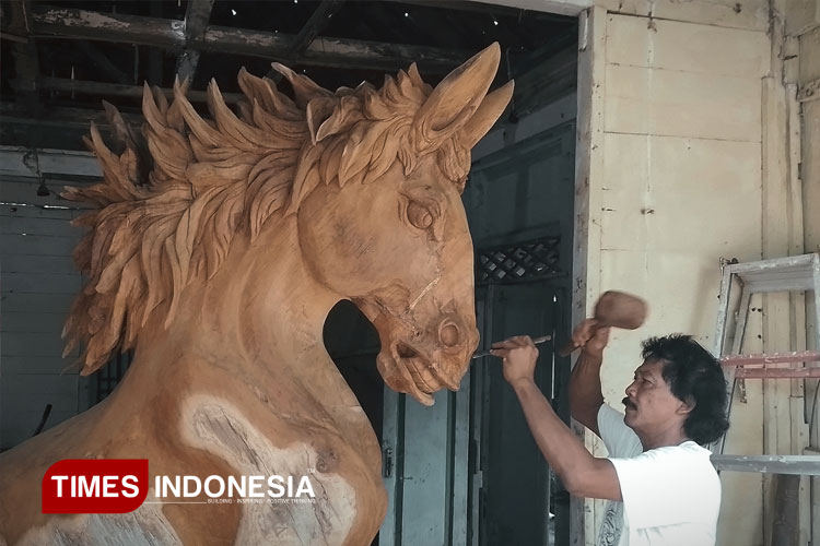Agus Priyadi atau yang akrab di sapa Dedy, maestro patung dari Blora. (FOTO: Rengga/TIMES Indonesia)