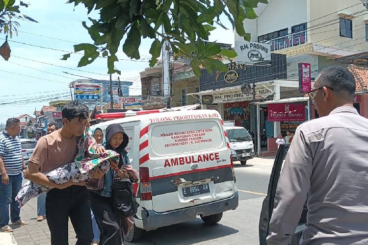 Aksi Heroik Kapolsek Cikijing Majalengka antar jenazah balita saat Ambulance pecah ban. (FOTO: Humas Polres Majalengka for TIMES Indonesia)