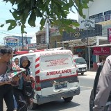 Aksi Heroik Polisi di Majalengka Antar Jenazah Balita Saat Ambulans Pecah Ban