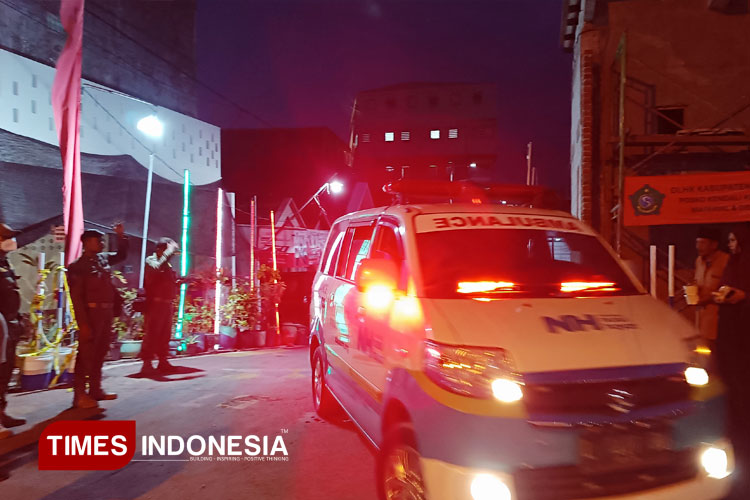 Ambulans-membawah-jenazah-ke-12-yang-berhasil-dievakuasi-2.jpg