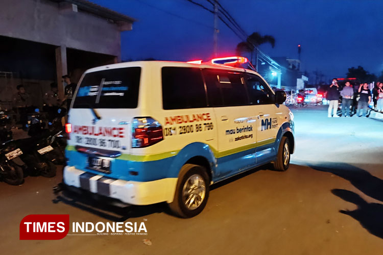 Ambulans-membawah-jenazah-ke-12-yang-berhasil-dievakuasi-3.jpg