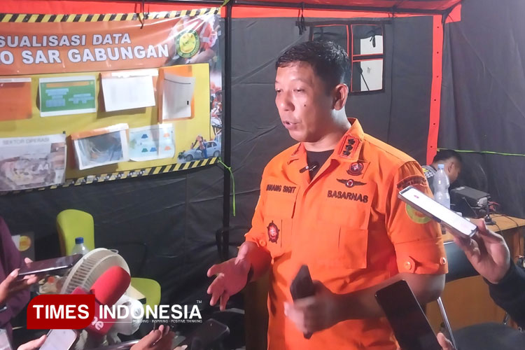 Kepala Basarnas Surabaya Nanang Sigit saat menerangkan update evakuasi korban Ponpes Al-Khoziny Sidoarjo (FOTO: Syaiful Bahri/TIMES Indonesia)