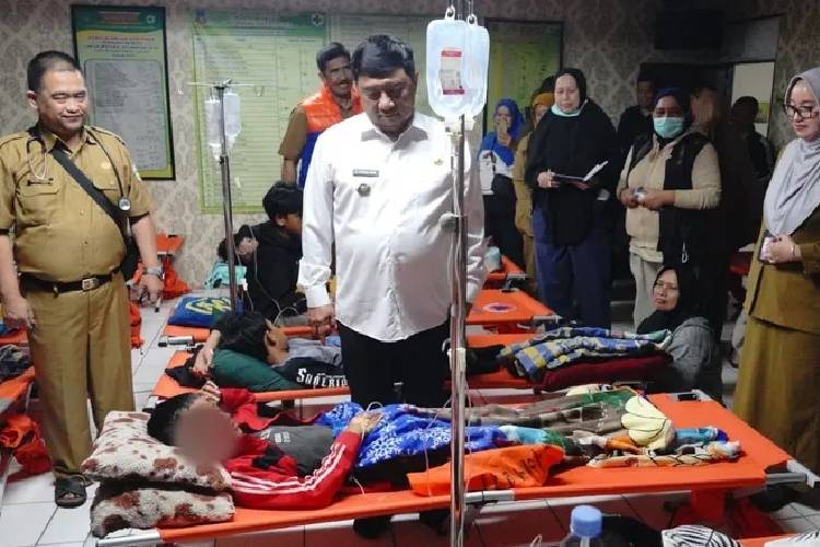 Bupati Garut Abdusy Syakur Amin, saat meninjau penyintas keracunan makanan di Puskesmas Kadungora, Kabupaten Garut. (Foto : Diskominfo Garut)