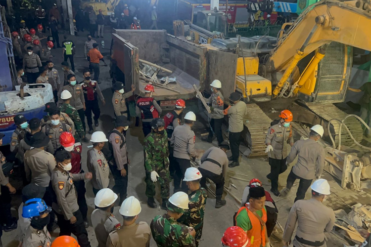 Sinergi TNI-Polri Bantu Evakuasi Korban Runtuhan Ponpes Al Khoziny