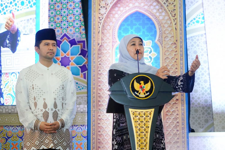 Gubernur-Khofifah-saat-memimpin-doa-bersama-di-Gedung-Islamic-Centre-a.jpg