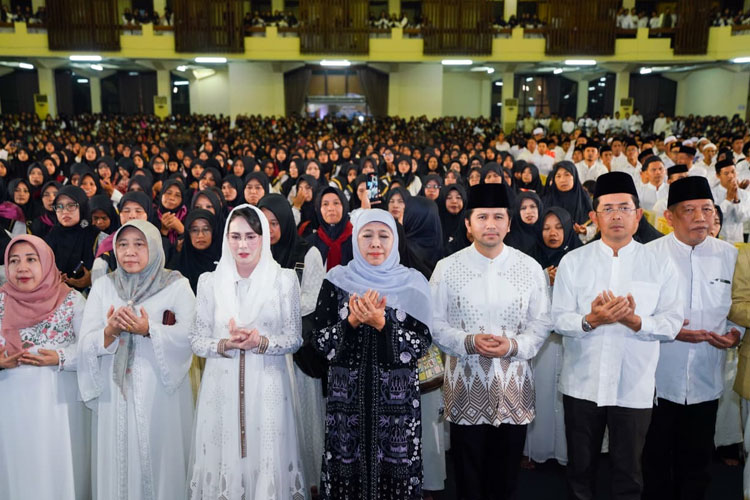 Gubernur Khofifah saat memimpin doa bersama di Gedung Islamic Centre, Surabaya, Rabu (1/10/2025). (Foto: Dok.Humas Pemprov Jatim)
