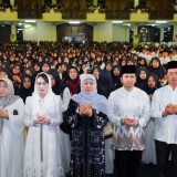 Gubernur Khofifah Bersama 4.000 Hafidz-Hafidzah Gelar Doa untuk Pahlawan serta Korban Musibah Ponpes Al Khoziny