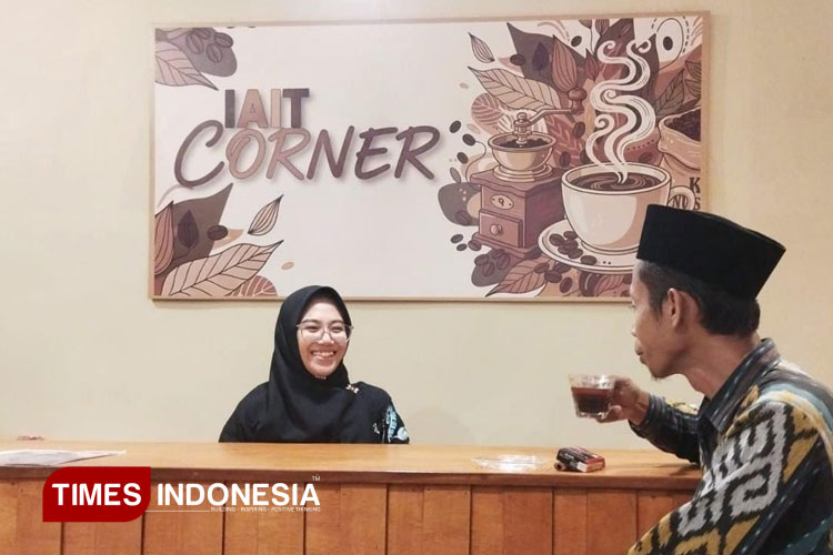 Suasana ngopi santai di Café IAIT Corner bersama Warek I Bidang Akademik dan Pengembangan Kelembagaan IAIT Pacitan. (FOTO: Yusuf Arifai/TIMES Indonesia)