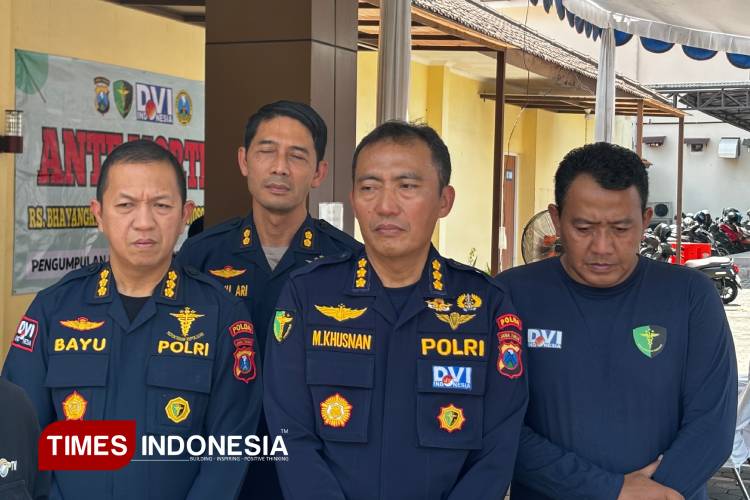 Kabiddokkes Polda Jatim, Kombes Pol M. Khusnan, memberikan keterangan terkait kendala dalam proses identifikasi korban, di mana tes DNA menjadi satu-satunya cara valid. (Foto : Zisti Shinta)