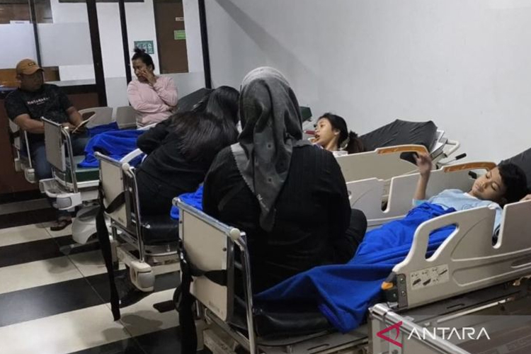 Wali murid siswa SDN 01 Gedong, Pasar Rebo, Jakarta Timur mengantarkan anaknya ke IGD RSUD Pasar Rebo yang mengalami mual, pusing, hingga muntah setelah mengonsumsi menu Makan Bergizi Gratis, Selasa (30/9/2025). (ANTARA)