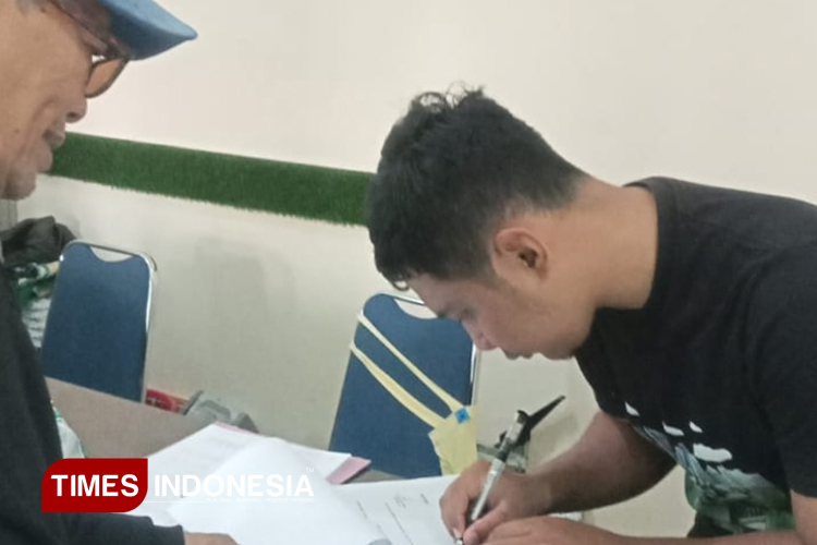 Ketua LSM Pedal Heri Sem menyerahkan surat permohonan audiensi ke kantor Dinas LH Kota Madiun. (Foto: Agus Pedal/TIMESIndonesia)