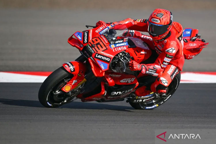 Marc Marquez saat memacu kecepatan sepeda motornya dalam sesi practice MotoGP Indonesia 2025 di Sirkuit Internasional Pertamina Mandalika, Lombok Tengah, Nusa Tenggara Barat, Jumat (3/10/2025). (ANTARAFOTO/Aditya Pradana Putra/YU)