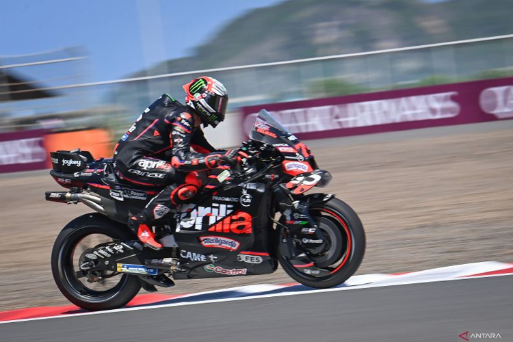 Pembalap Aprilia Racing Marco Bezzecchi menjadi yang tercepat di sesi kualifikasi MotoGP Indonesia di Sirkuit Mandalika, Lombok, NTB, Sabtu (04/10/2025). (FOTO: ANTARA/ADITYA PRADANA PUTRA)