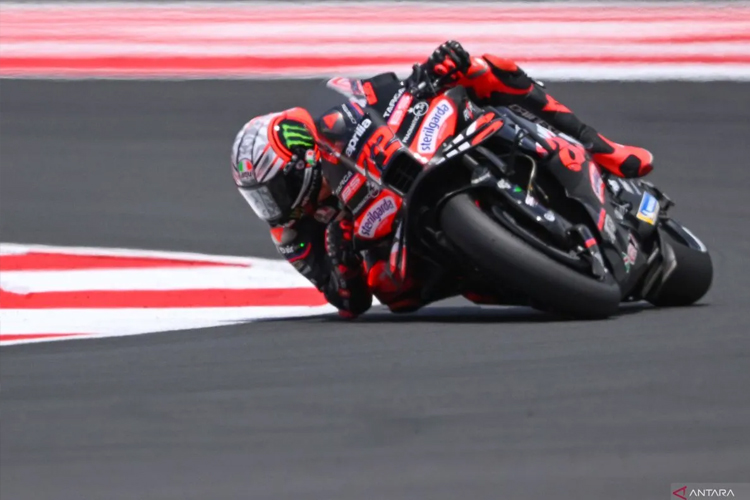 Pembalap Aprilia Racing Marco Bezzecchi menjadi yang tercepat di sesi kualifikasi MotoGP Indonesia yang berlangsung di Sirkuit Mandalika, Lombok, Nusa Tenggara Barat, Sabtu (04/10/2025).(Foto: Antara)