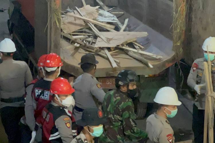 Petugas-berhasil-mengevakuasi-jenazah-korban-dari-reruntuhan-bangunan-G.jpg