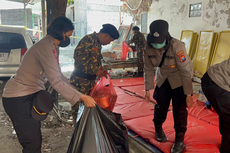 Polwan Polresta Sidoarjo Jaga Kebersihan di Posko Keluarga Korban Ponpes Al Khoziny