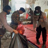 Polwan Polresta Sidoarjo Jaga Kebersihan di Posko Keluarga Korban Ponpes Al Khoziny
